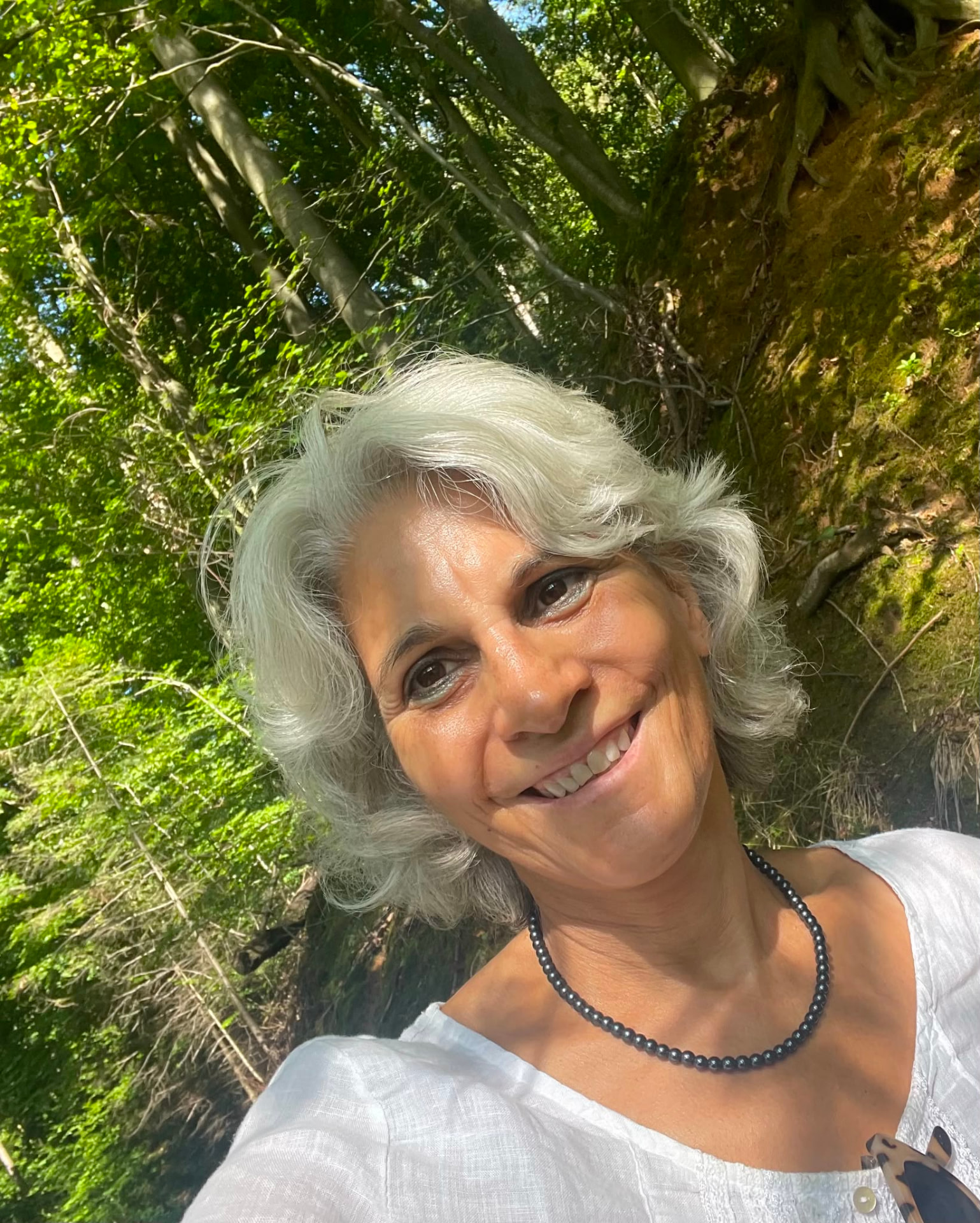 Dr. Jutta Stern lächelnd im Wald