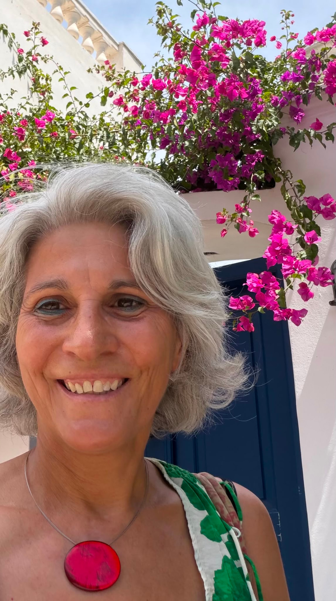 Dr. Jutta Stern vor blühender Bougainvillea